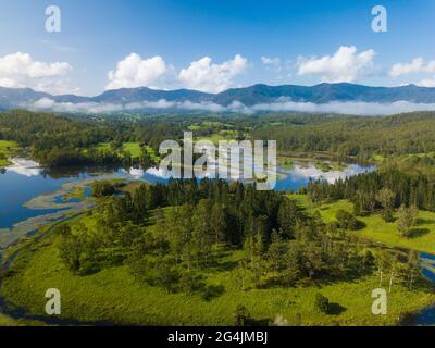 Crams Farm ist eine wunderschöne Parklandschaft, die entstand, als Doon Doon Creek zur Schaffung eines Wasserspeichers für den Tweed Shire in Australien verdammt wurde Stockfoto