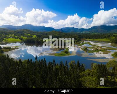 Crams Farm ist eine wunderschöne Parklandschaft, die entstand, als Doon Doon Creek zur Schaffung eines Wasserspeichers für den Tweed Shire in Australien verdammt wurde Stockfoto