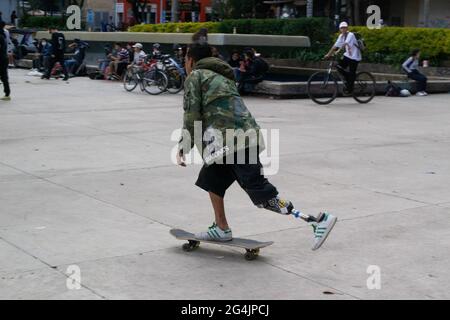 Ein Skater mit einer Beinprothese führt mitten am 21. Juni 2021 in Bogota, Kolumbien, einen Skate-Tag durch Stockfoto