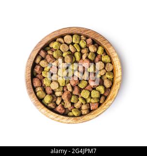 Trockene kibble Tiernahrung. Getrocknetes Futter für Katzen oder Hunde in Schale isoliert auf weißem Hintergrund. Stockfoto