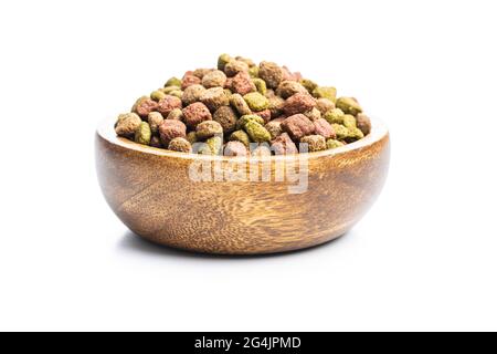 Trockene kibble Tiernahrung. Getrocknetes Futter für Katzen oder Hunde in Schale isoliert auf weißem Hintergrund. Stockfoto