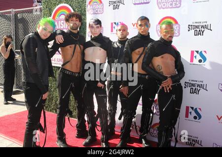 Tänzer kommen am 6. Juni 2021 in Los Angeles, Kalifornien, in OUTLOUD: Raising Voices am Los Angeles Memorial Coliseum an. Bild: Shot Arry/The Photo Access Stockfoto