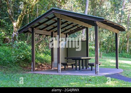 Eine Picknickhütte in einem Nationalpark in Buschland für Touristen zum Ausruhen und Entspannen Stockfoto