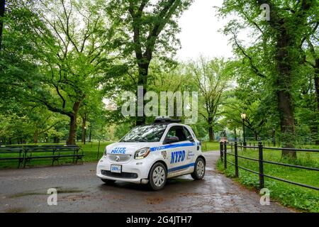 NYPD Polizei Smart fortwo kleiner Streifenwagen auf grüner Gasse im Central Park geparkt - New York, USA - 2021 Stockfoto