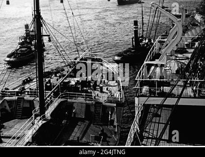 Transport / Transport, Navigation, Hafen, ein Frachter wird abgeschleppt, Deutschland, Ende der 1930er Jahre, NUR REDAKTIONELLE VERWENDUNG Stockfoto