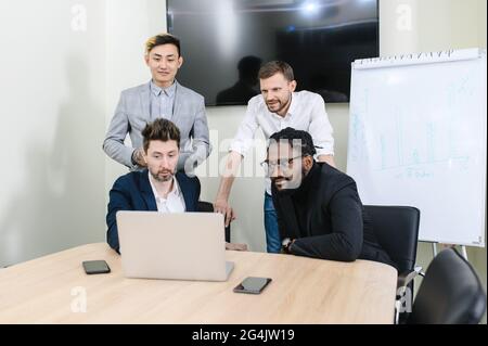 Treffen in einem modernen Büro. Multirassisches Team, das ein neues Projekt diskutiert Stockfoto