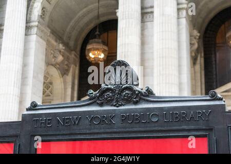 Das Schild der New York Public Library am historischen Hauptgebäude der Bibliothek - New York, USA - Juni 2021 Stockfoto