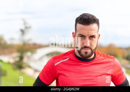 Sportler, der die Kamera ernsthaft betrachtet. Nahaufnahme. Stockfoto