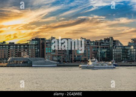 Oslo Norwegen, Skyline der Stadt bei Sonnenuntergang am Hafen Stockfoto