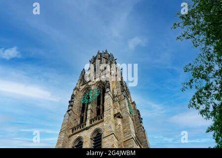 Blick auf den gemauerten Harkness Tower an der Yale University unter dem wunderschönen Himmel. Grüner Baum - New Haven, Connecticut, USA - 2021 Stockfoto