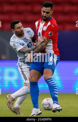 Brasilia, Brasilien. Juni 2021. Lionel Messi (L) aus Argentinien lebt mit Gabriel Avalos aus Paraguay während des Fußballspiels der Copa America Gruppe A 2021 zwischen Argentinien und Paraguay in Brasilia, Brasilien, am 21. Juni 2021. Quelle: Lucio Tavora/Xinhua/Alamy Live News Stockfoto