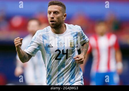 Brasilia, Brasilien. Juni 2021. Der Argentinier Alejandro Gomez feiert sein Tor während des Fußballspiels der Copa America Gruppe A 2021 zwischen Argentinien und Paraguay in Brasilia, Brasilien, am 21. Juni 2021. Quelle: Lucio Tavora/Xinhua/Alamy Live News Stockfoto