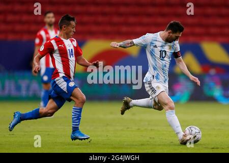 Brasilia, Brasilien. Juni 2021. Lionel Messi (R) aus Argentinien tritt am 21. Juni 2021 während des Fußballspiels der Copa America Gruppe A zwischen Argentinien und Paraguay 2021 in Brasilia, Brasilien, an. Quelle: Lucio Tavora/Xinhua/Alamy Live News Stockfoto