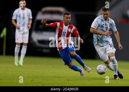 Brasilia, Brasilien. Juni 2021. Alejandro Romero (2. R) aus Paraguay spielt mit Guido Rodriguez (1. R) aus Argentinien während des Fußballspiels der Copa America Gruppe A 2021 zwischen Argentinien und Paraguay in Brasilia, Brasilien, am 21. Juni 2021. Quelle: Lucio Tavora/Xinhua/Alamy Live News Stockfoto