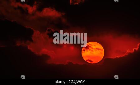 Die Sonne in einer Wolke Stockfoto