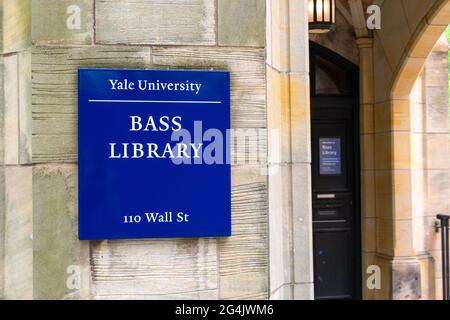 Bass Bibliothek Schild an 110 Wall Street, Yale University. - New Haven, Connecticut, USA - 2021 Stockfoto