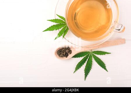 Cannabis-Kräuter-Tee und grünen Marihuana Blätter Stockfoto