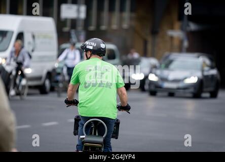 Berlin, Deutschland. Juni 2021. Auf dem T-Shirt eines Radfahrers im Berliner Regierungsbezirk steht „Auto ist vorbei“. Quelle: Kay Nietfeld/dpa/Alamy Live News Stockfoto