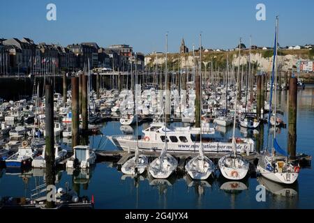 Weiße Boote in der Marina Stockfoto