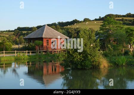 Ferienhütte, die sich auf den See in Frankreich spiegelt Stockfoto
