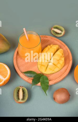 Glas Orangen- und Mangosaft auf Holzplatte Stockfoto