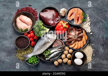 Lebensmittel mit hohem Zinkgehalt auf dunklem Hintergrund. Gesunde Ernährung Konzept. Draufsicht, flach liegend, Kopierbereich Stockfoto