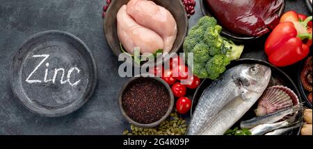 Lebensmittel mit hohem Zinkgehalt auf dunklem Hintergrund. Gesunde Ernährung Konzept. Draufsicht, flach liegend, Kopierbereich, Panorama Stockfoto