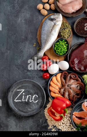 Lebensmittel mit hohem Zinkgehalt auf dunklem Hintergrund. Gesunde Ernährung Konzept. Draufsicht, flach liegend, Kopierbereich Stockfoto