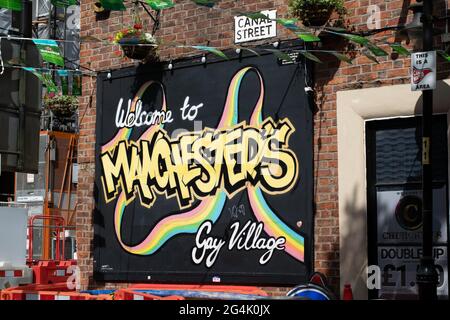 Canal Street, Manchester. Text unterschreiben Willkommen im Gay Village in Manchester an der Churchills Bar. Stockfoto