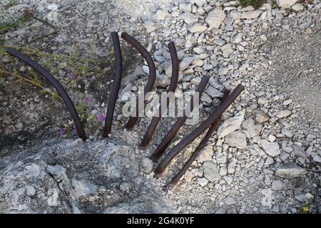 Aus Beton ragen dicke Verstärkungsstücke heraus. Stockfoto