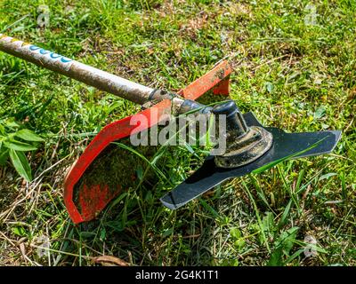 Schneidescheibe für Rasenmäher. Messerklinge. Schneidescheibe trimmen. Mähen Sie das Gras mit einem Rasenmäher. Sicherheitsvorkehrungen. Gartengeräte. Stockfoto