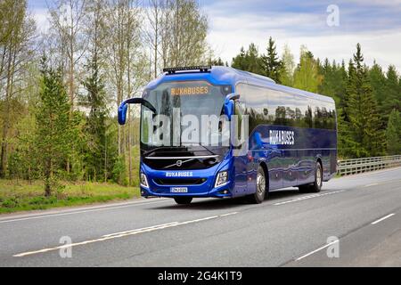 Neuer blauer Volvo 9700 Reisebus von Rukabus, Rukahuolto Oy mit Geschwindigkeit auf der Autobahn 2 an einem Frühlingstag. Forssa, Finnland. 14.Mai 2021. Stockfoto