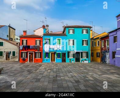 Bunte Häuser auf einem kleinen traditionellen Platz auf der Insel Burano, Venedig, Italien Stockfoto
