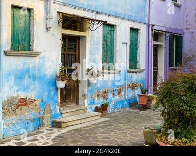 Bunte Häuser auf einem kleinen Platz auf der Insel Burano, Venedig, Italien Stockfoto