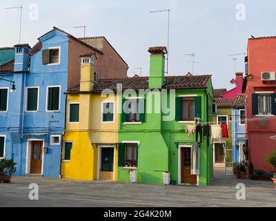 Bunte Häuser auf einem kleinen Platz auf der Insel Burano, Venedig, Italien Stockfoto