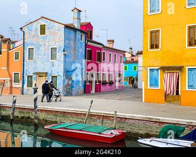 Zwei nicht erkennbare ältere kaukasische Menschen mit einer Maske, Burano, Venedig, Italien Stockfoto