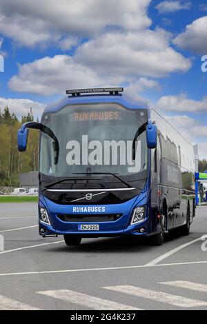 Neuer blauer Volvo 9700 Reisebus von Rukabus, Rukahuolto Oy, geparkt bei der Tankstelle. Forssa, Finnland. 14.Mai 2021. Stockfoto