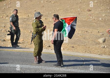 Ein el Hilwe, Westjordanland. Juni 2021. Protest in ein el Hilwe während der gleichzeitigen 14 Märsche religiöser jüdischer Siedler im Westjordanland gegen den „illegalen“ arabischen Bau in Area C, North-East Jordan Valley, Israel / Palestine Credit: Matan Golan/Alamy Live News Stockfoto