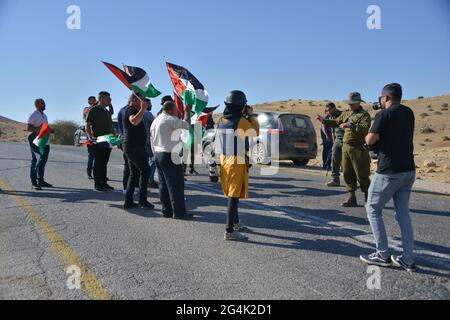 Ein el Hilwe, Westjordanland. Juni 2021. Protest in ein el Hilwe während der gleichzeitigen 14 Märsche religiöser jüdischer Siedler im Westjordanland gegen den „illegalen“ arabischen Bau in Area C, North-East Jordan Valley, Israel / Palestine Credit: Matan Golan/Alamy Live News Stockfoto