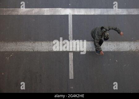 Ein Skater fährt am 21. Juni 2021 während des internationalen Welt-Skateboarding-Tages in Bogota, Kolumbien, unter einer Brücke vorbei. Stockfoto