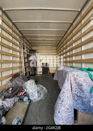 Innenansicht eines sich bewegenden LKW voller Gegenstände Stockfoto