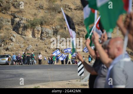 Ein el Hilwe, Westjordanland. Juni 2021. Protest in ein el Hilwe während der gleichzeitigen 14 Märsche religiöser jüdischer Siedler im Westjordanland gegen den „illegalen“ arabischen Bau in Area C, North-East Jordan Valley, Israel / Palestine Credit: Matan Golan/Alamy Live News Stockfoto