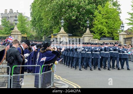 Die Royal Air Force marschiert während der Zeremonie zur Feier des Diamantenjubiläums von Königin Elizabeth aus dem Schloss Windsor heraus. Parade und Muster der Streitkräfte Stockfoto