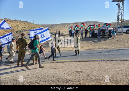 Ein el Hilwe, Westjordanland. Juni 2021. Protest in ein el Hilwe während der gleichzeitigen 14 Märsche religiöser jüdischer Siedler im Westjordanland gegen den „illegalen“ arabischen Bau in Area C, North-East Jordan Valley, Israel / Palestine Credit: Matan Golan/Alamy Live News Stockfoto