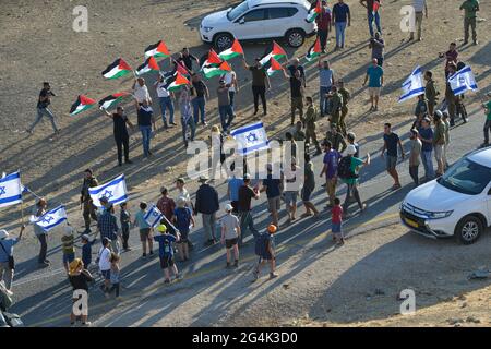 Ein el Hilwe, Westjordanland. Juni 2021. Protest in ein el Hilwe während der gleichzeitigen 14 Märsche religiöser jüdischer Siedler im Westjordanland gegen den „illegalen“ arabischen Bau in Area C, North-East Jordan Valley, Israel / Palestine Credit: Matan Golan/Alamy Live News Stockfoto