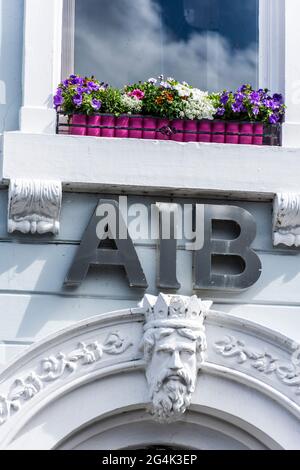 AIB - Allied Irish Bank - Vorderseite mit Logo in Letterkenny, County Donegal, Irland Stockfoto