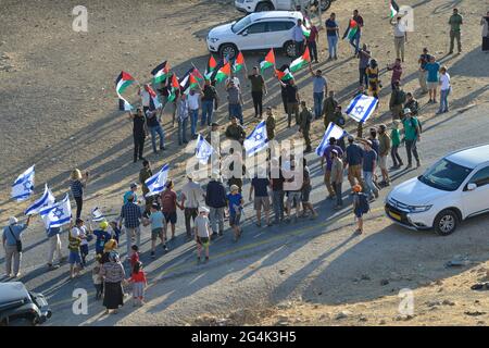 Ein el Hilwe, Westjordanland. Juni 2021. Protest in ein el Hilwe während der gleichzeitigen 14 Märsche religiöser jüdischer Siedler im Westjordanland gegen den „illegalen“ arabischen Bau in Area C, North-East Jordan Valley, Israel / Palestine Credit: Matan Golan/Alamy Live News Stockfoto