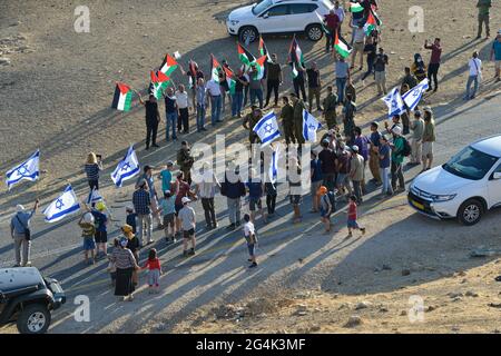 Ein el Hilwe, Westjordanland. Juni 2021. Protest in ein el Hilwe während der gleichzeitigen 14 Märsche religiöser jüdischer Siedler im Westjordanland gegen den „illegalen“ arabischen Bau in Area C, North-East Jordan Valley, Israel / Palestine Credit: Matan Golan/Alamy Live News Stockfoto