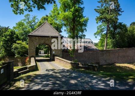 Deutschland, Erkrath, Erkrath-Unterfeldhaus, Bergisches Land, Niederbergisches Land, Niederberg, Rheinland, Nordrhein-Westfalen, NRW, Haus Unterbach, Ehemaliges Rittergut, Wasserburg, Torturm Stockfoto