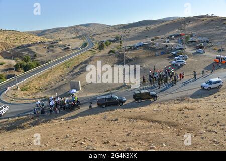 Ein el Hilwe, Westjordanland. Juni 2021. Protest in ein el Hilwe während der gleichzeitigen 14 Märsche religiöser jüdischer Siedler im Westjordanland gegen den „illegalen“ arabischen Bau in Area C, North-East Jordan Valley, Israel / Palestine Credit: Matan Golan/Alamy Live News Stockfoto